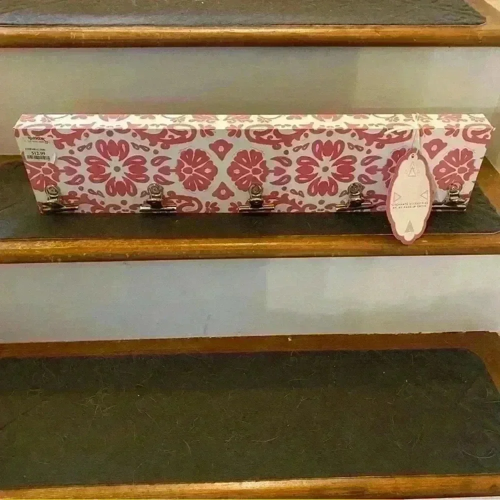 New wall hanging with clips